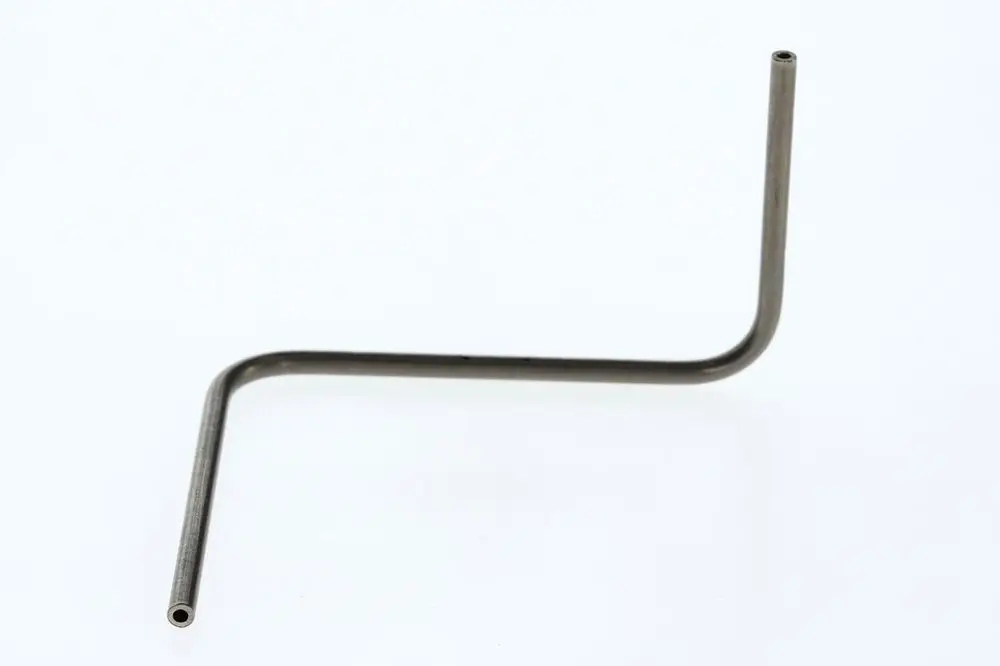 BOSCH Komponente mit L-förmigem Design, hergestellt aus Metall. Der Schlauch weist zwei unterschiedliche Längen und Durchmesser auf, geeignet für spezifische Anwendungen.